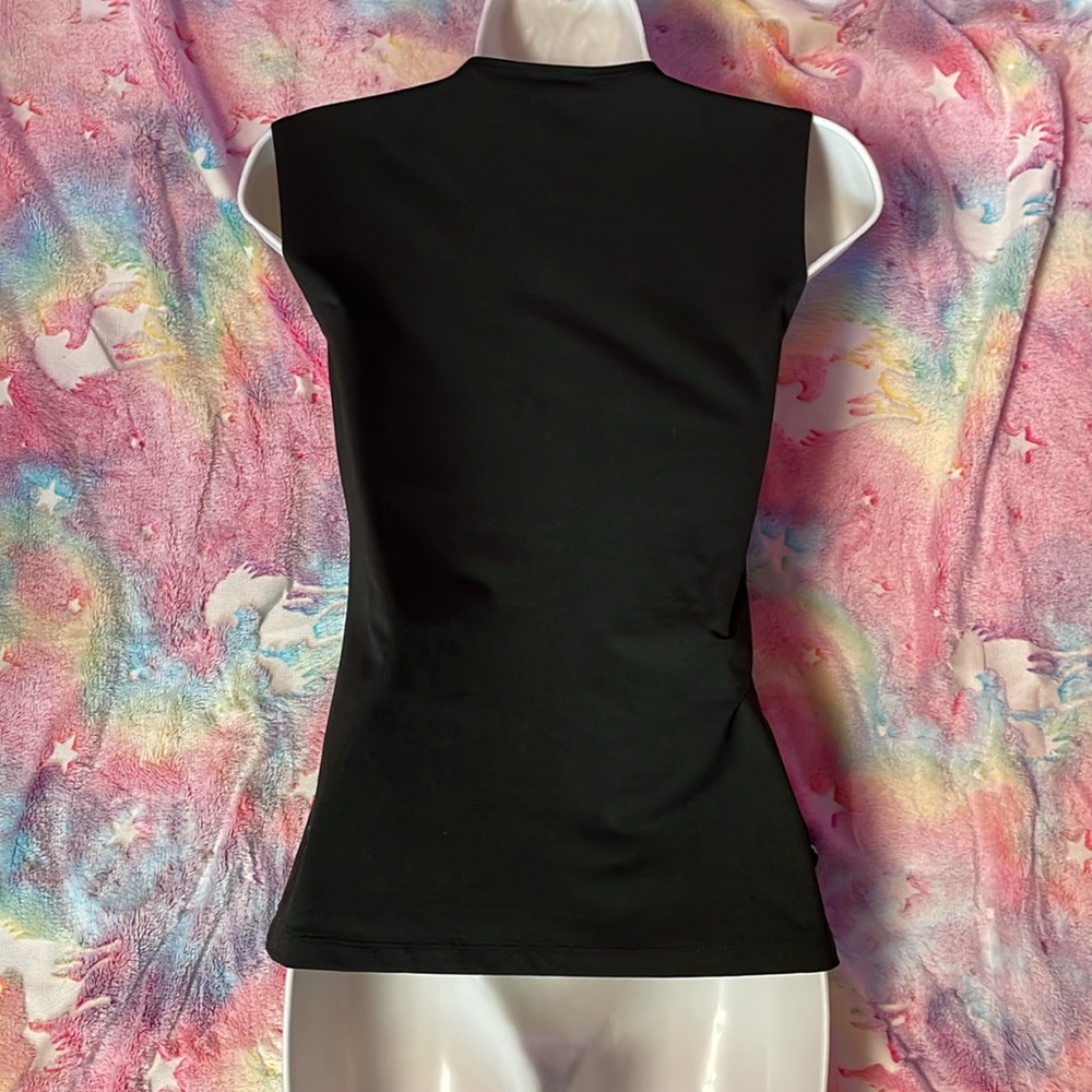Malibu black top slit middle floral pattern size M - Picture 2 of 2